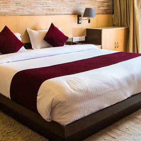 Hotel Queens Park Pokhara Extérieur photo