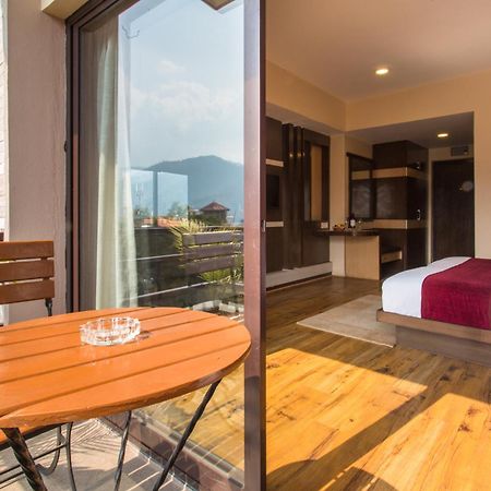Hotel Queens Park Pokhara Extérieur photo