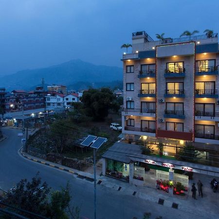 Hotel Queens Park Pokhara Extérieur photo