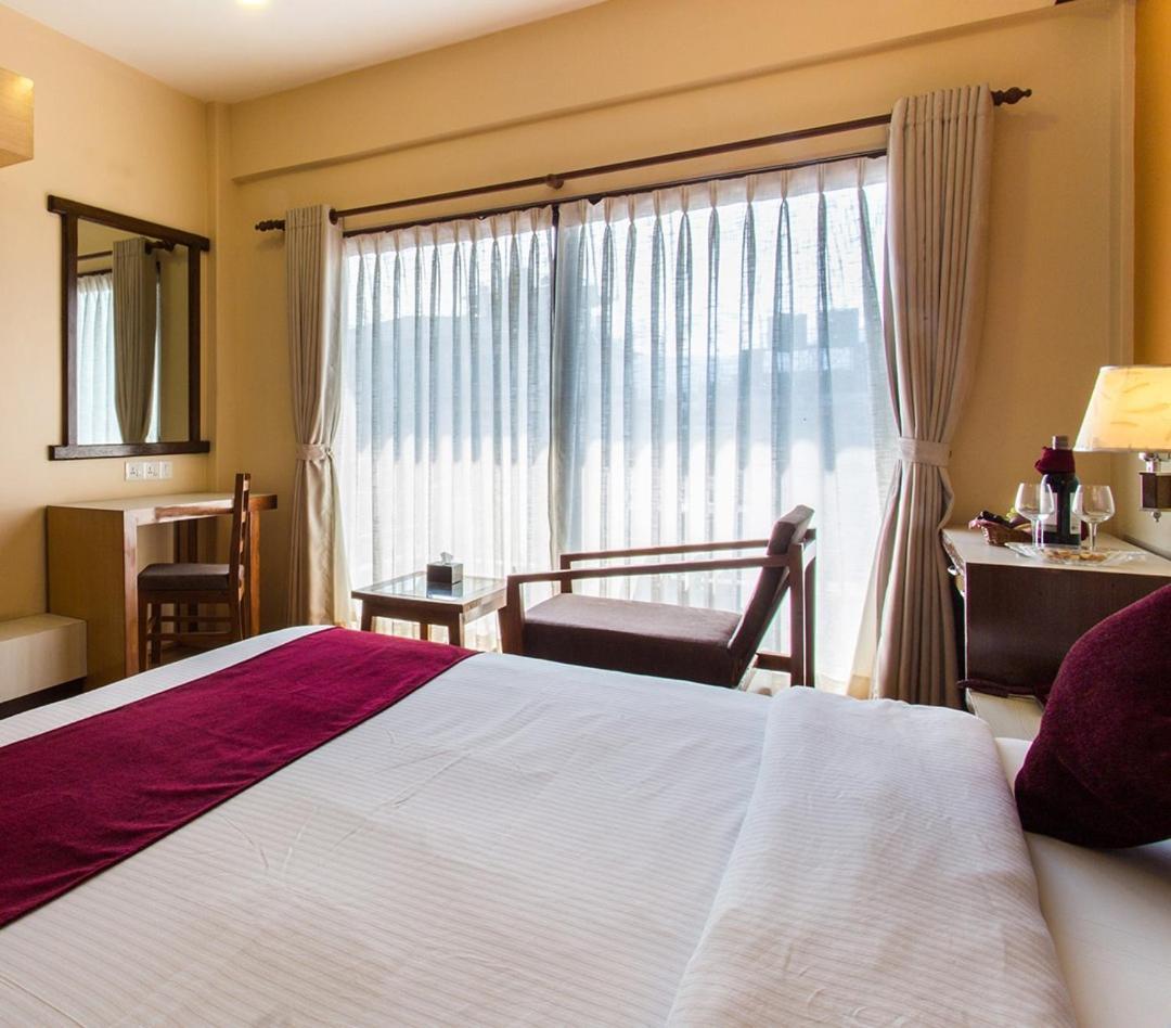 Hotel Queens Park Pokhara Extérieur photo