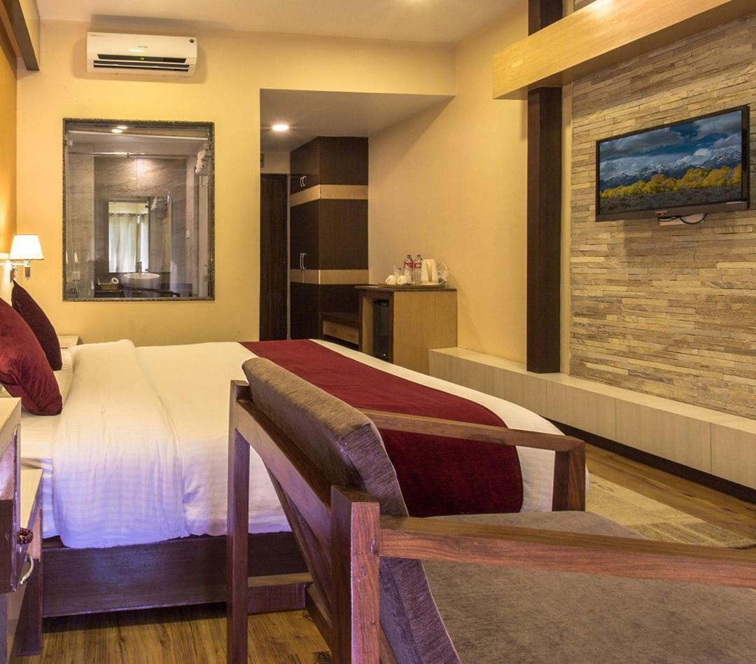 Hotel Queens Park Pokhara Extérieur photo
