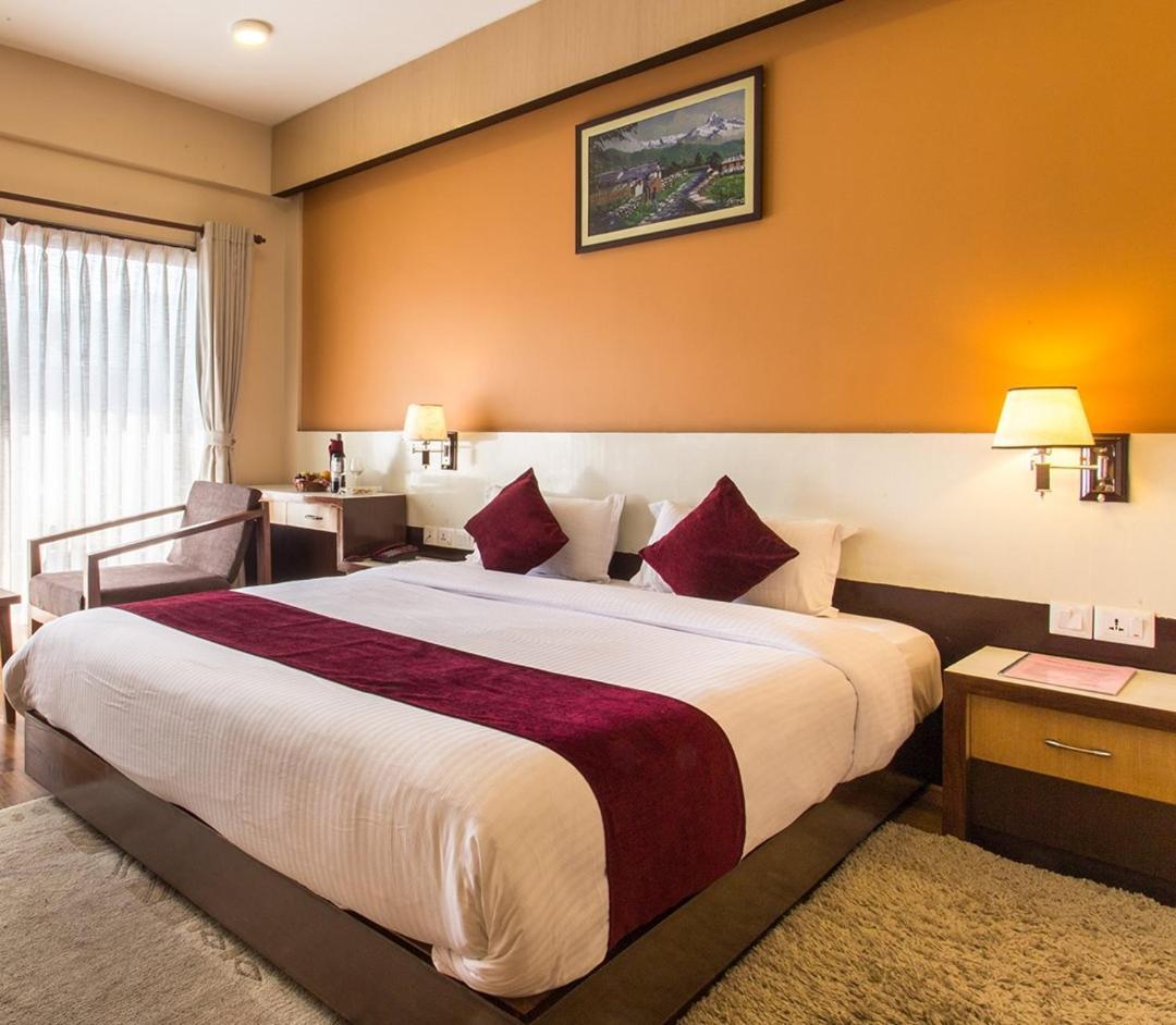 Hotel Queens Park Pokhara Extérieur photo