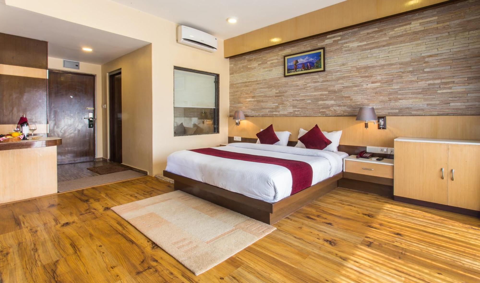Hotel Queens Park Pokhara Extérieur photo