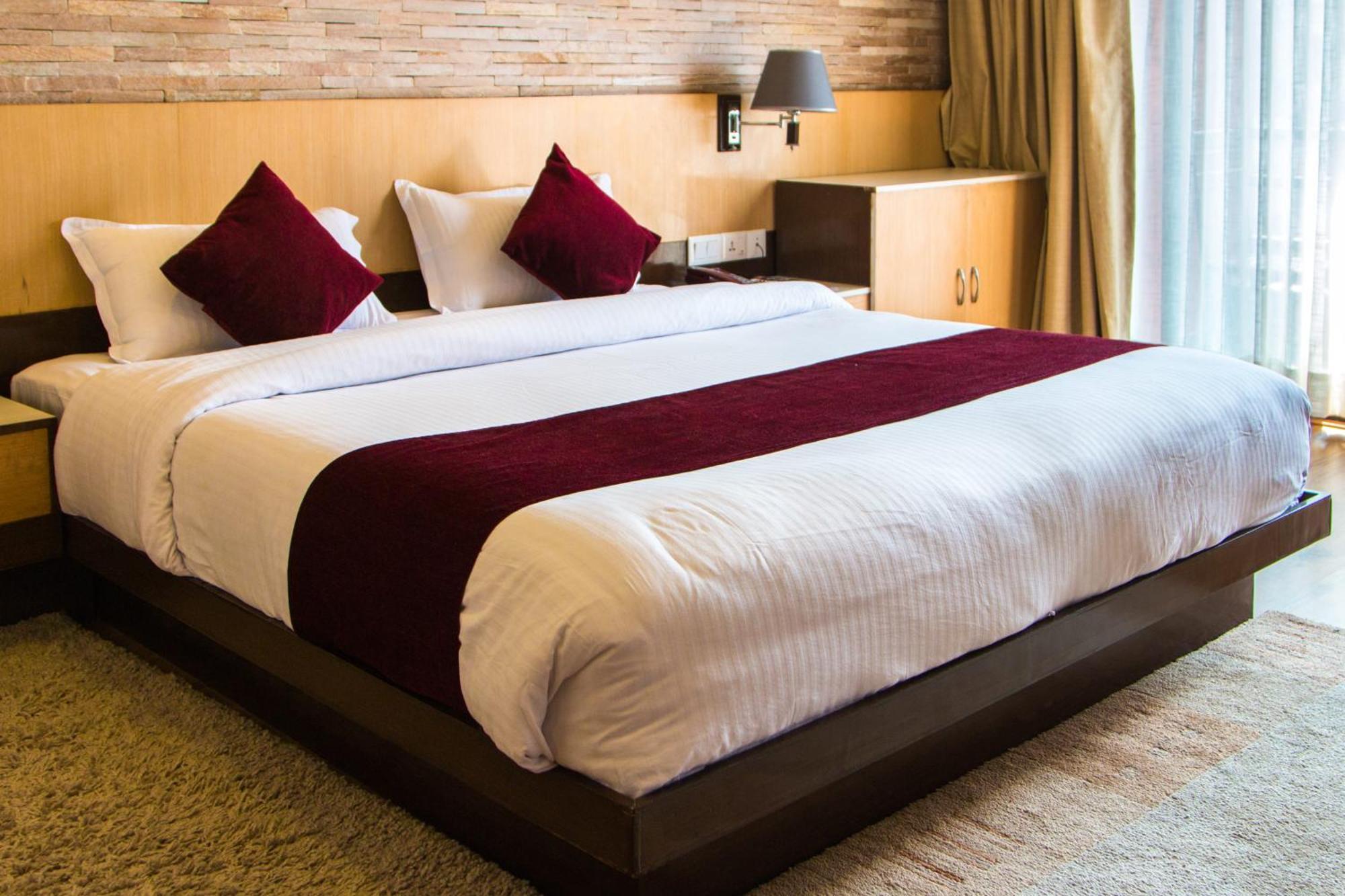 Hotel Queens Park Pokhara Extérieur photo