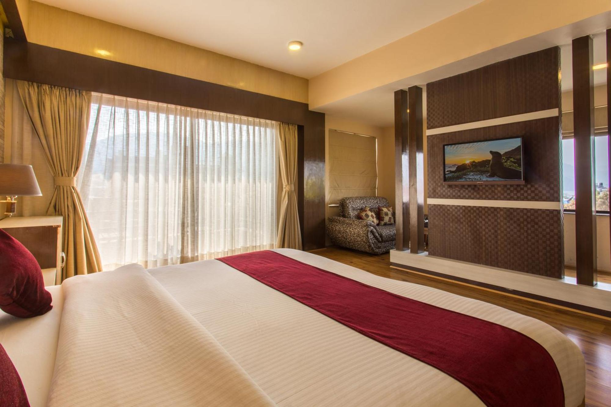 Hotel Queens Park Pokhara Extérieur photo