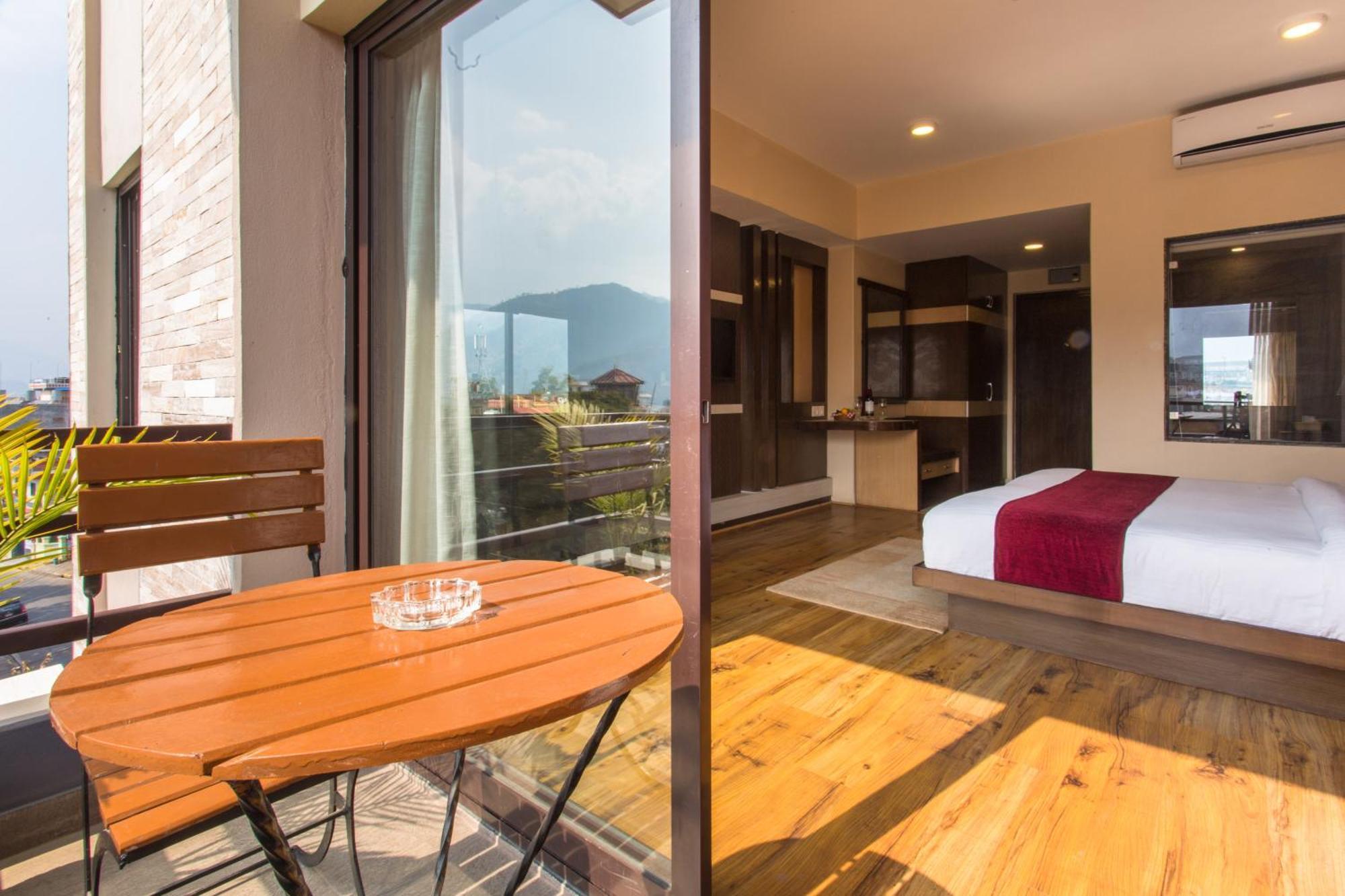 Hotel Queens Park Pokhara Extérieur photo