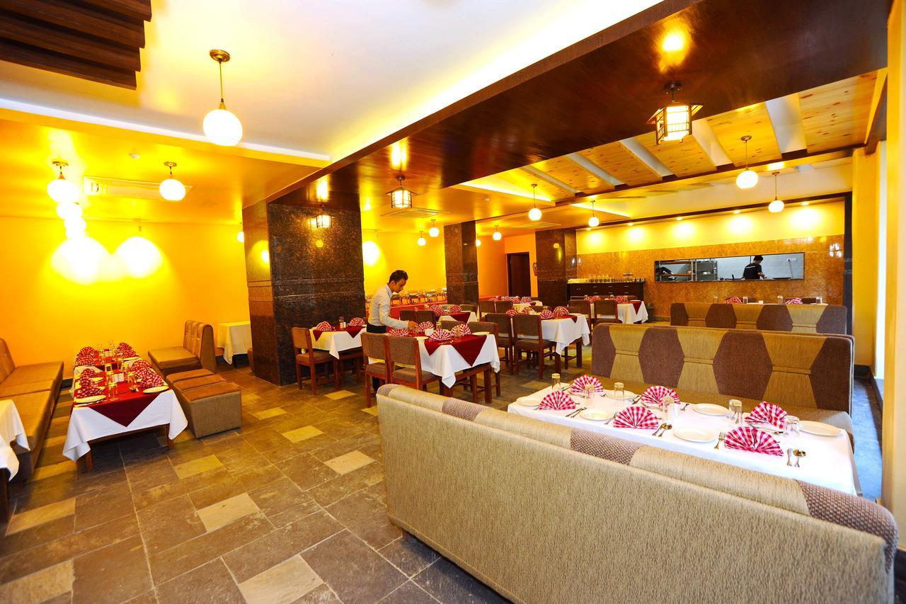 Hotel Queens Park Pokhara Extérieur photo