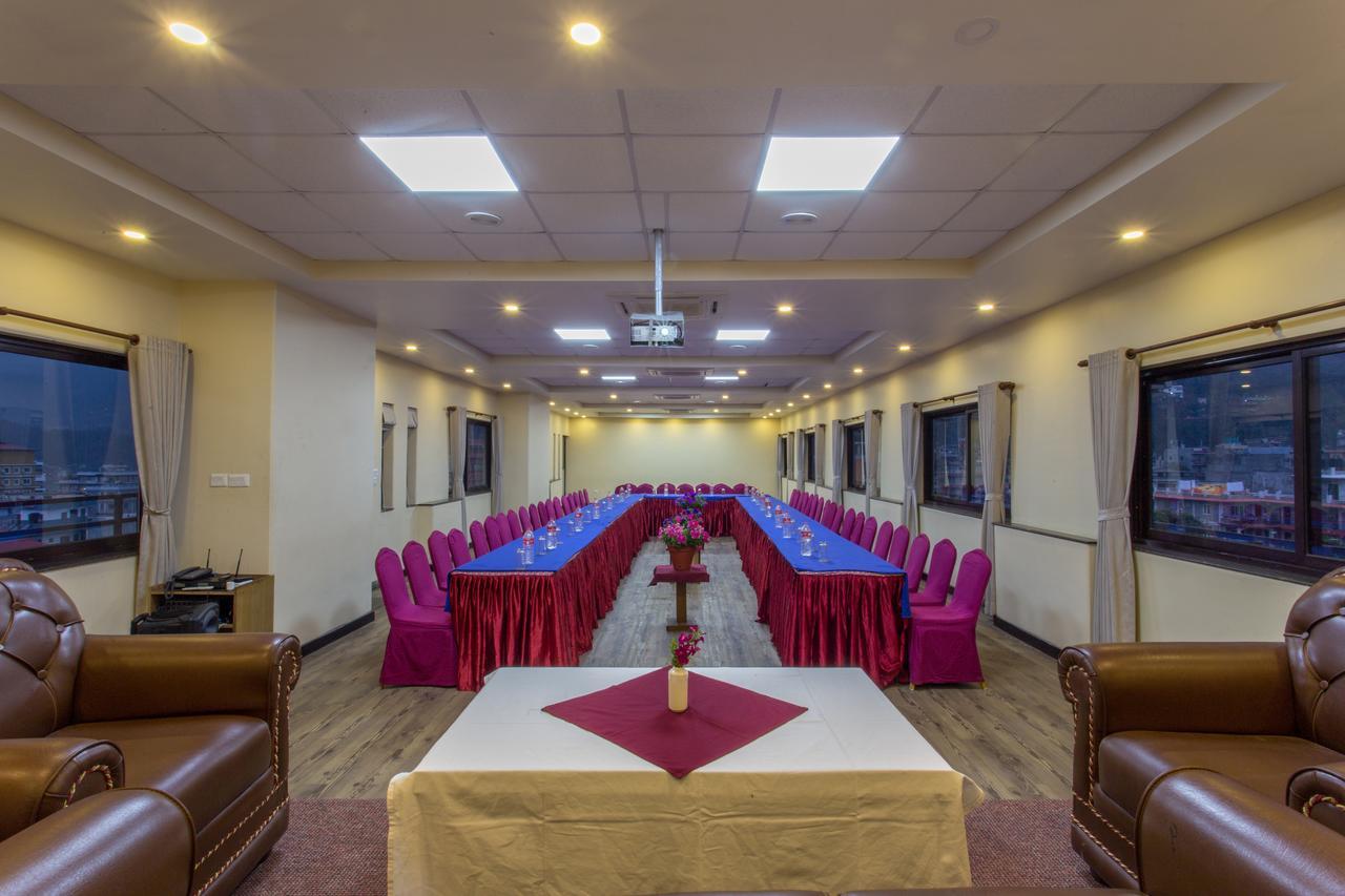 Hotel Queens Park Pokhara Extérieur photo