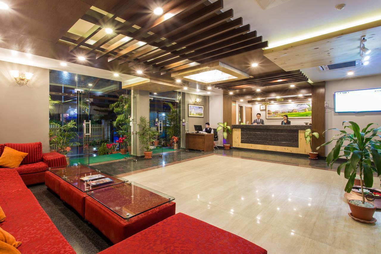 Hotel Queens Park Pokhara Extérieur photo
