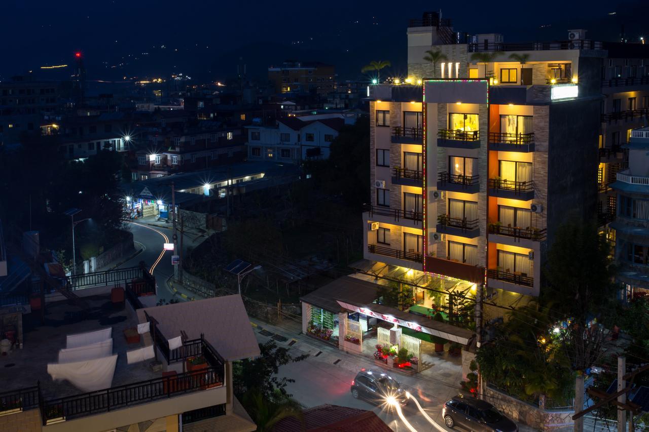 Hotel Queens Park Pokhara Extérieur photo