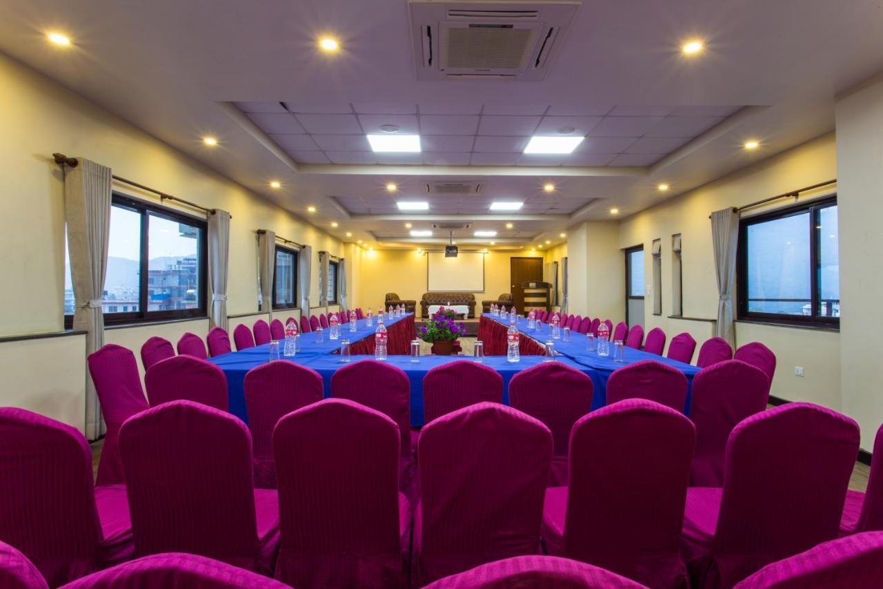 Hotel Queens Park Pokhara Extérieur photo