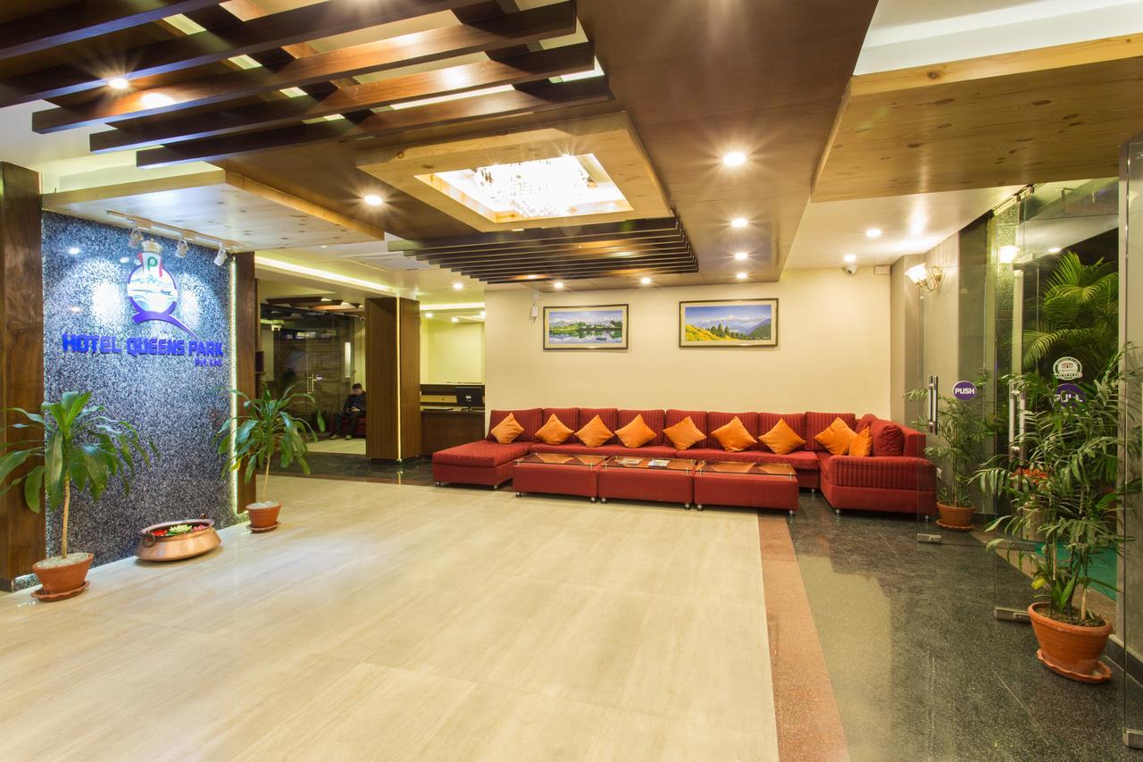 Hotel Queens Park Pokhara Extérieur photo