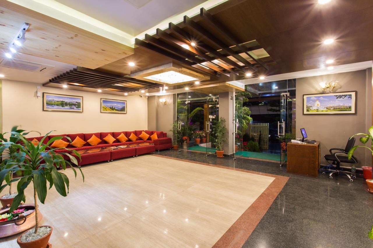 Hotel Queens Park Pokhara Extérieur photo