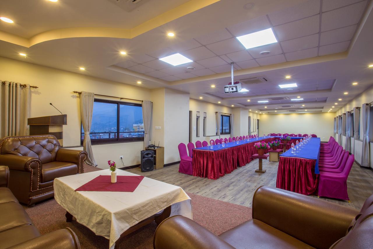 Hotel Queens Park Pokhara Extérieur photo