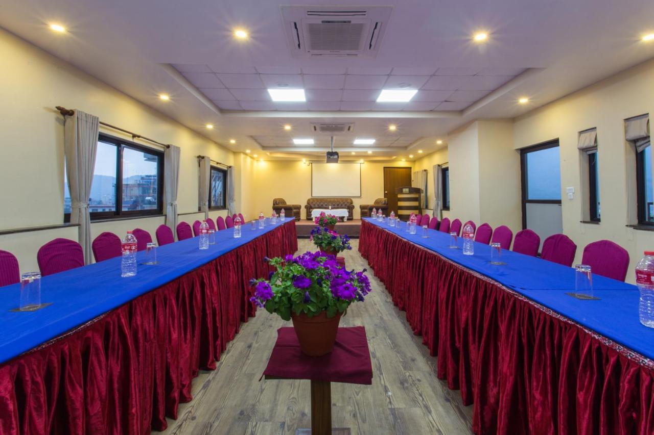 Hotel Queens Park Pokhara Extérieur photo