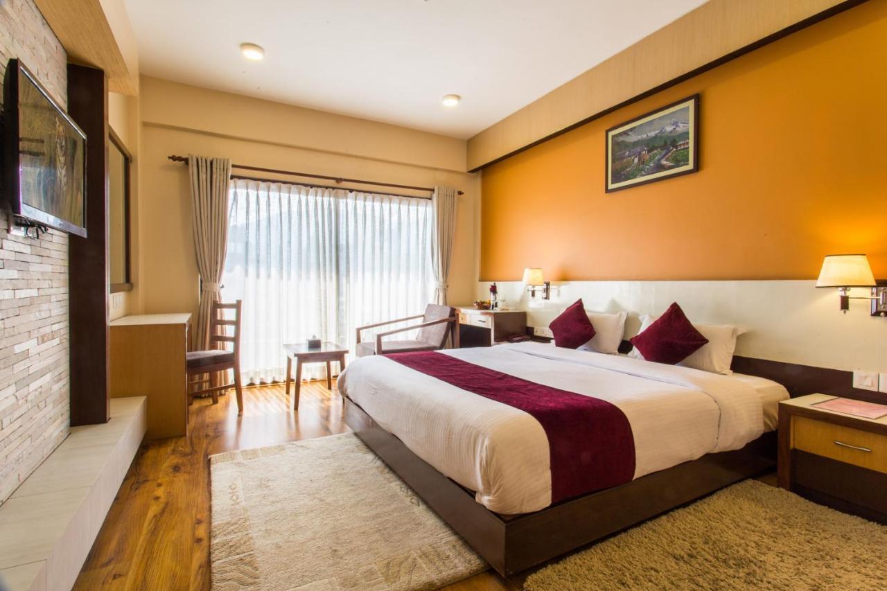 Hotel Queens Park Pokhara Extérieur photo