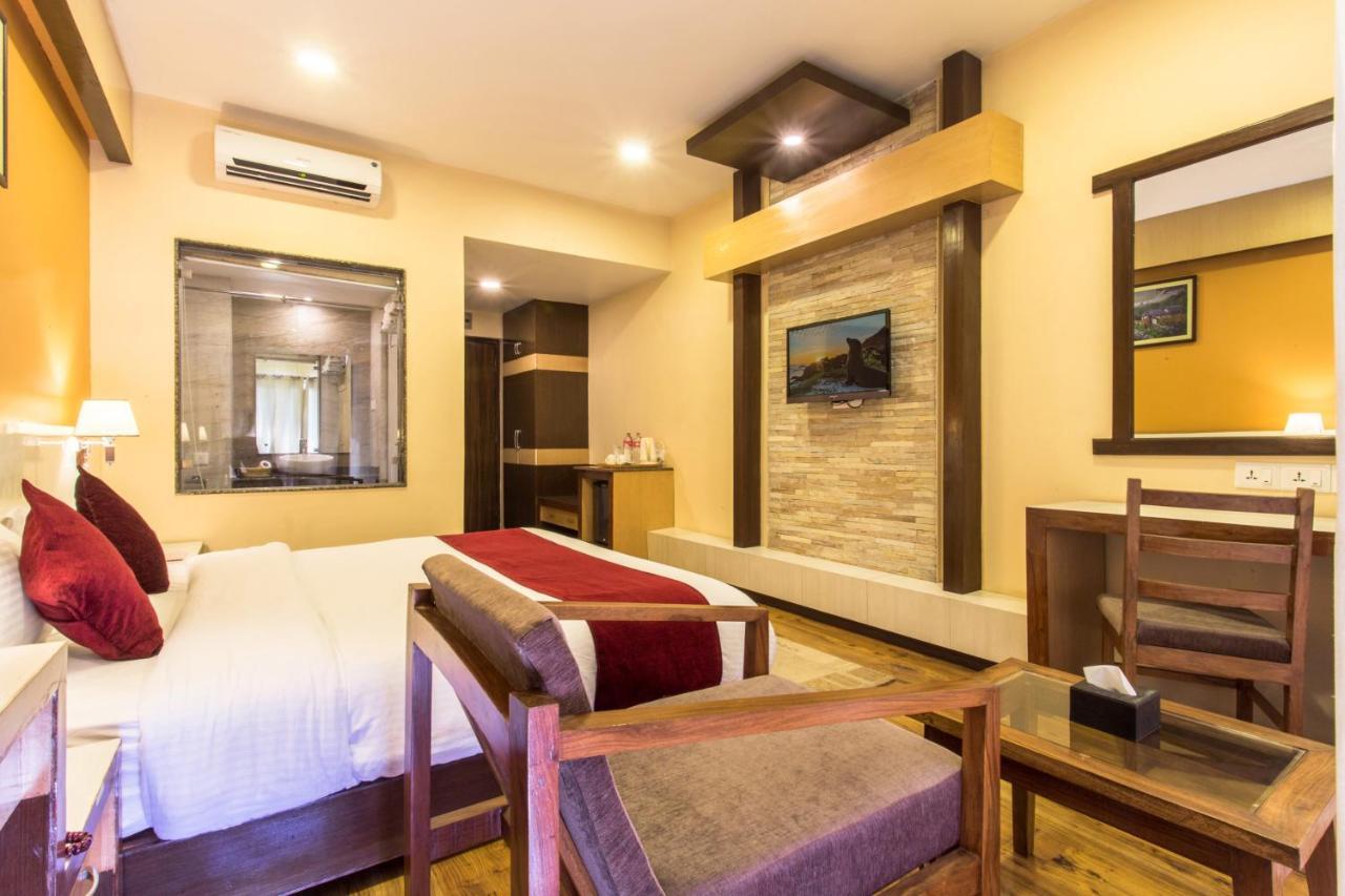 Hotel Queens Park Pokhara Extérieur photo