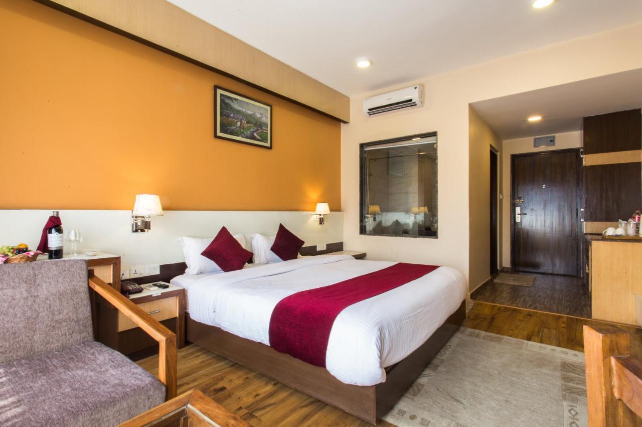Hotel Queens Park Pokhara Extérieur photo