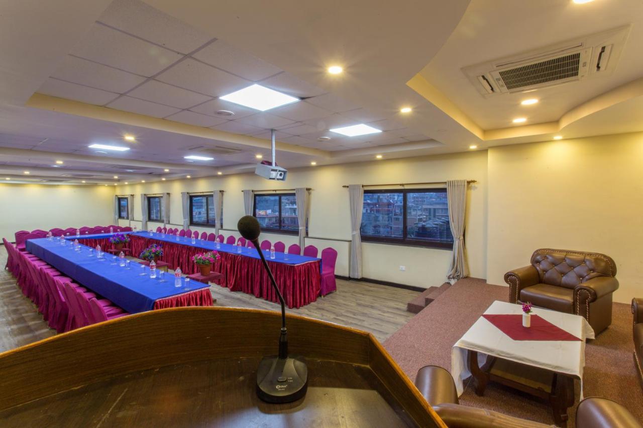 Hotel Queens Park Pokhara Extérieur photo