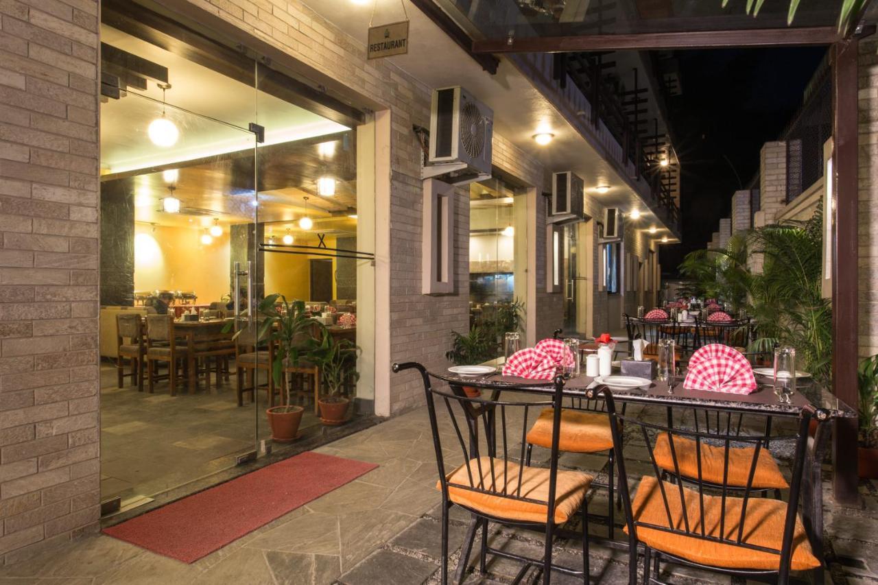 Hotel Queens Park Pokhara Extérieur photo