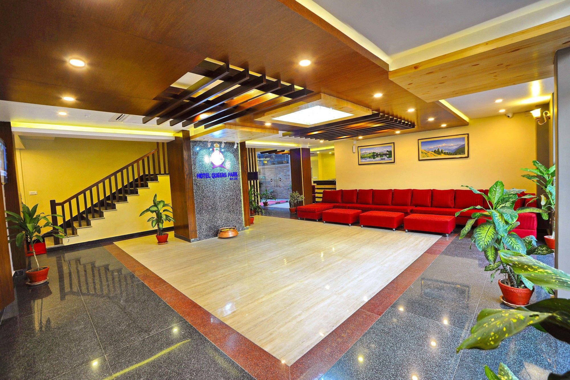 Hotel Queens Park Pokhara Extérieur photo
