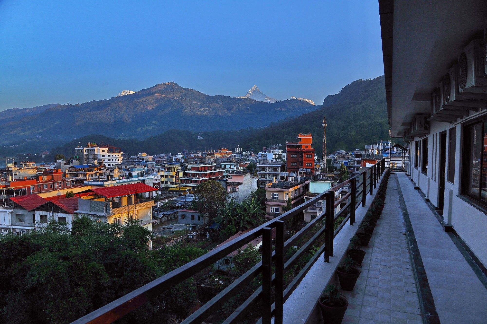 Hotel Queens Park Pokhara Extérieur photo