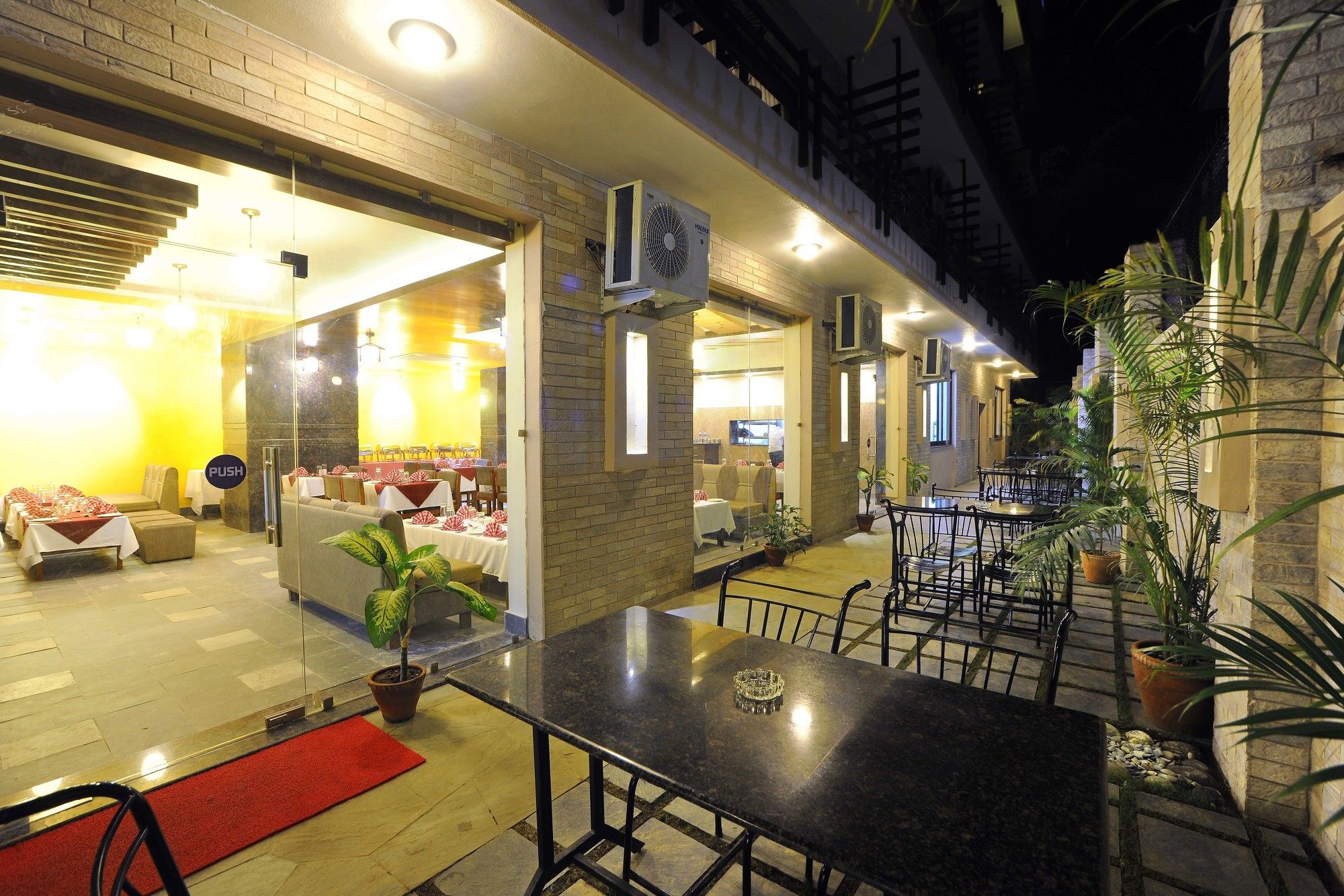 Hotel Queens Park Pokhara Extérieur photo