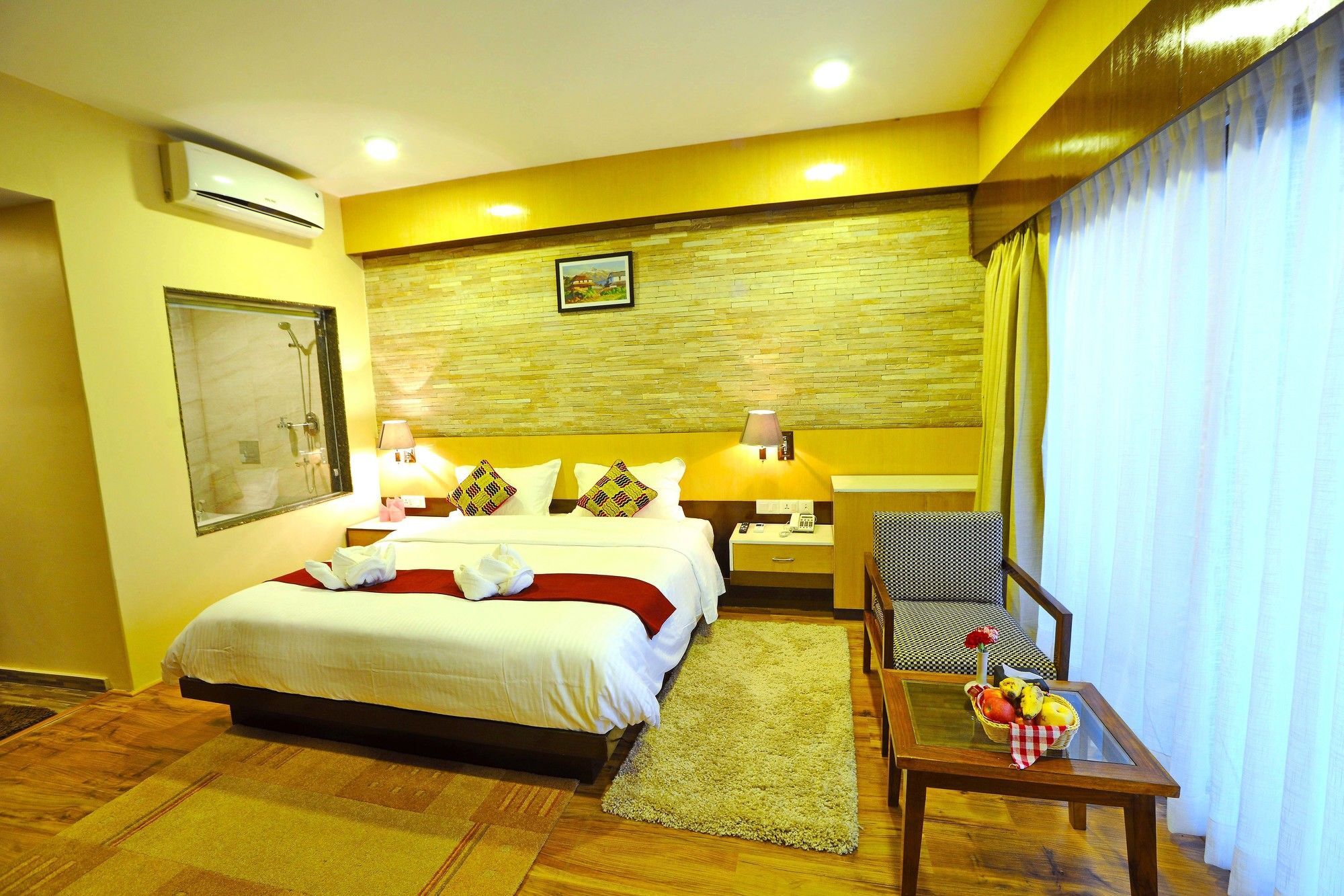 Hotel Queens Park Pokhara Extérieur photo