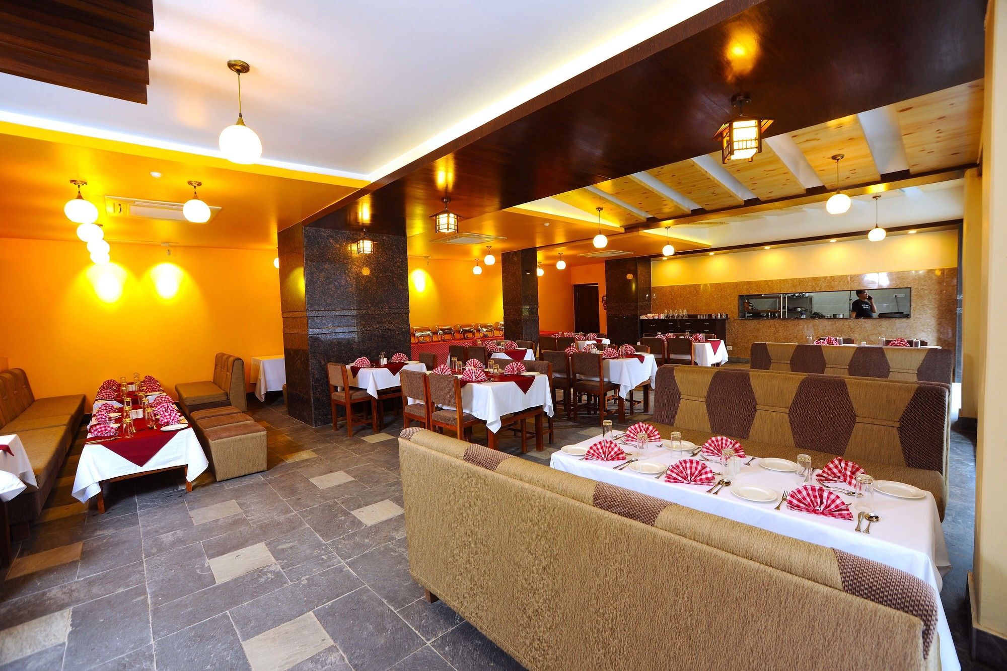 Hotel Queens Park Pokhara Extérieur photo