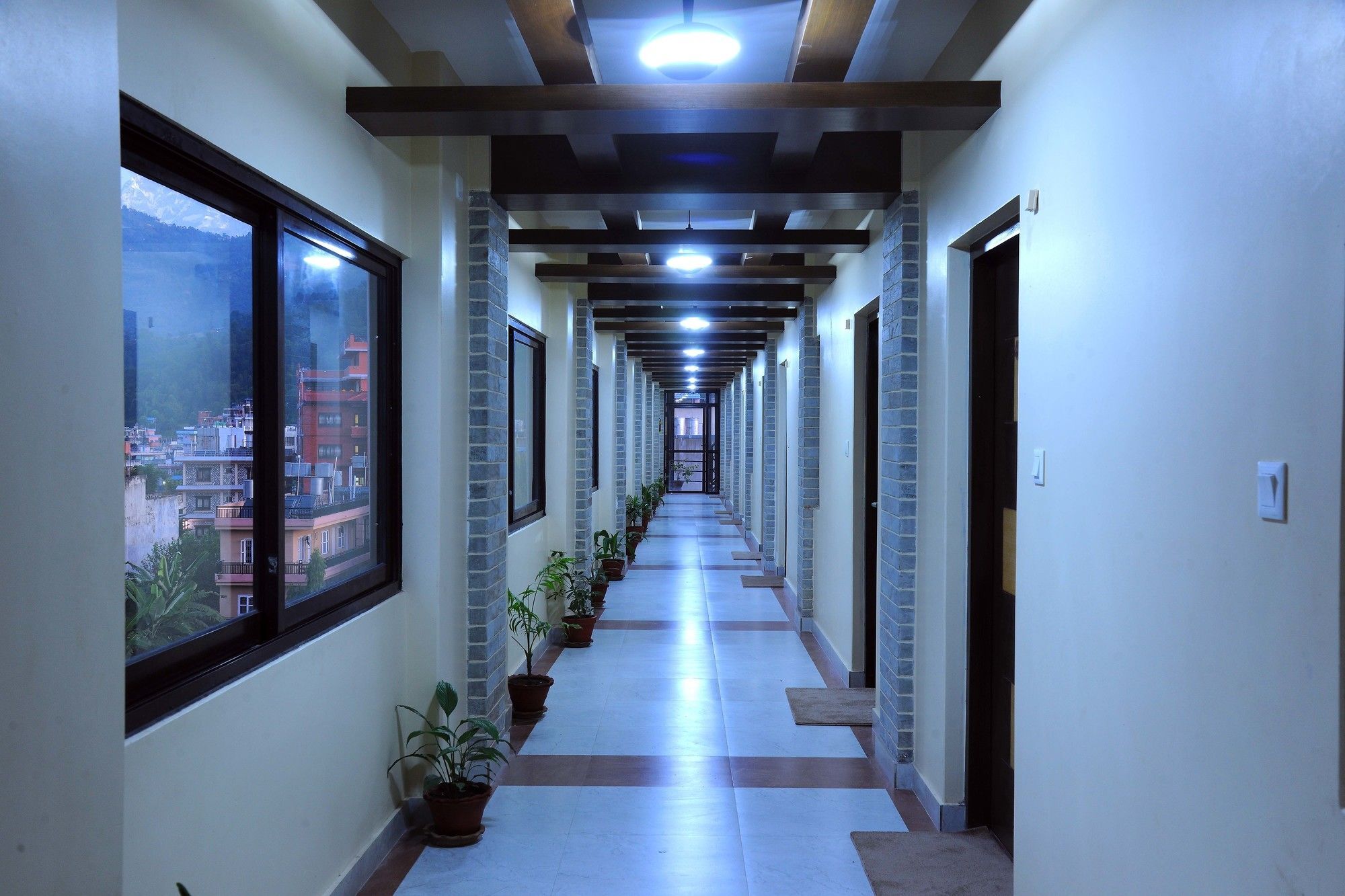 Hotel Queens Park Pokhara Extérieur photo