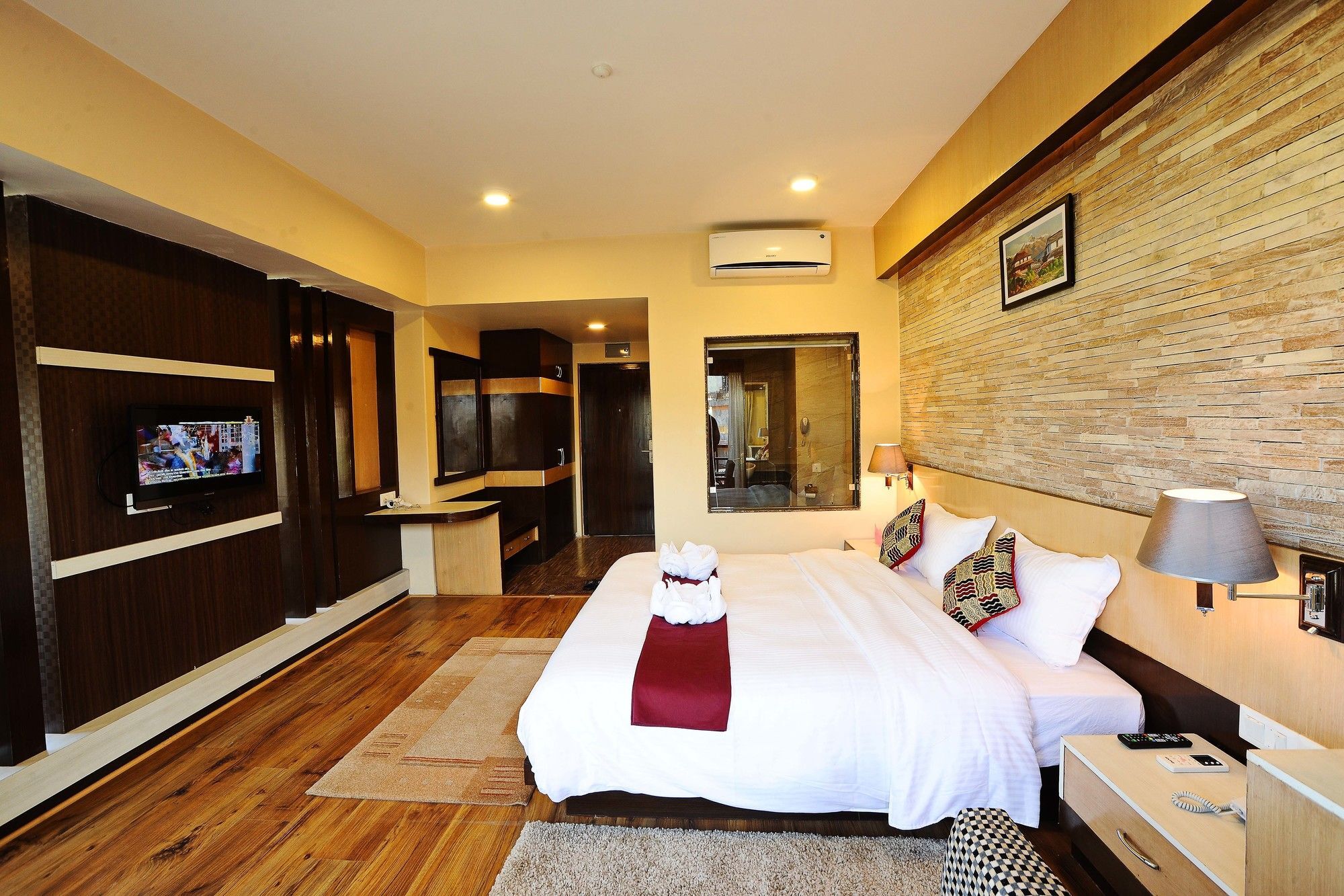 Hotel Queens Park Pokhara Extérieur photo