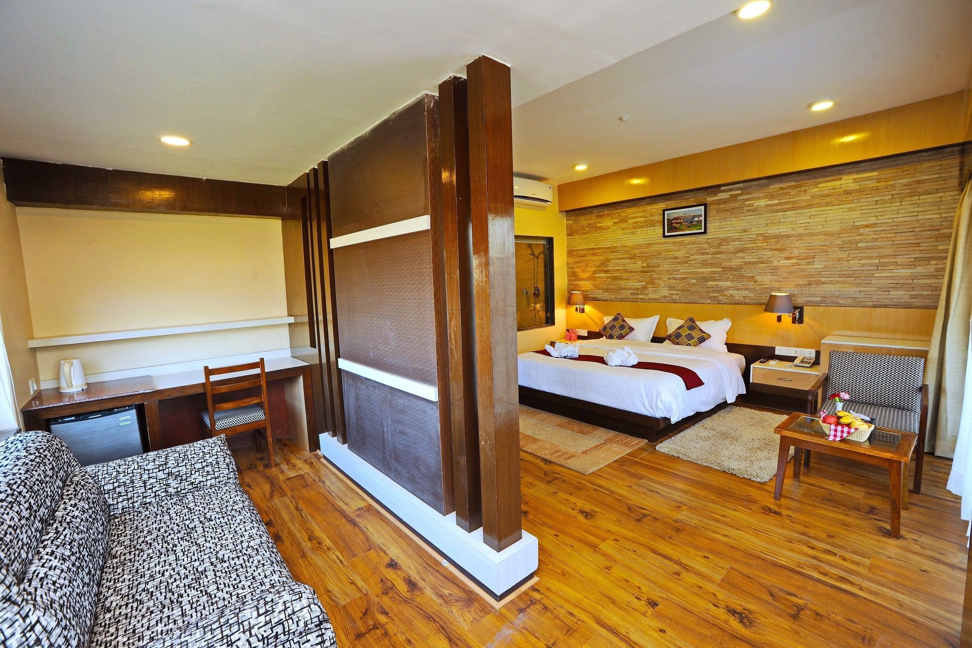 Hotel Queens Park Pokhara Extérieur photo