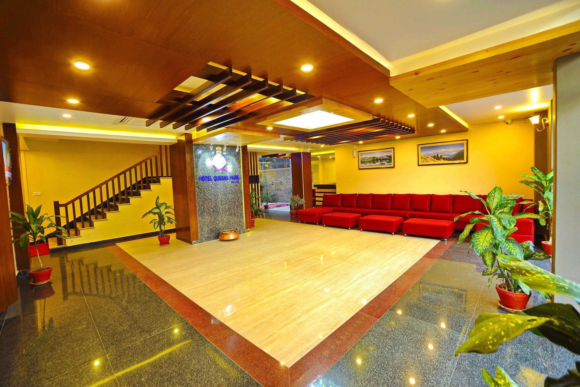 Hotel Queens Park Pokhara Extérieur photo