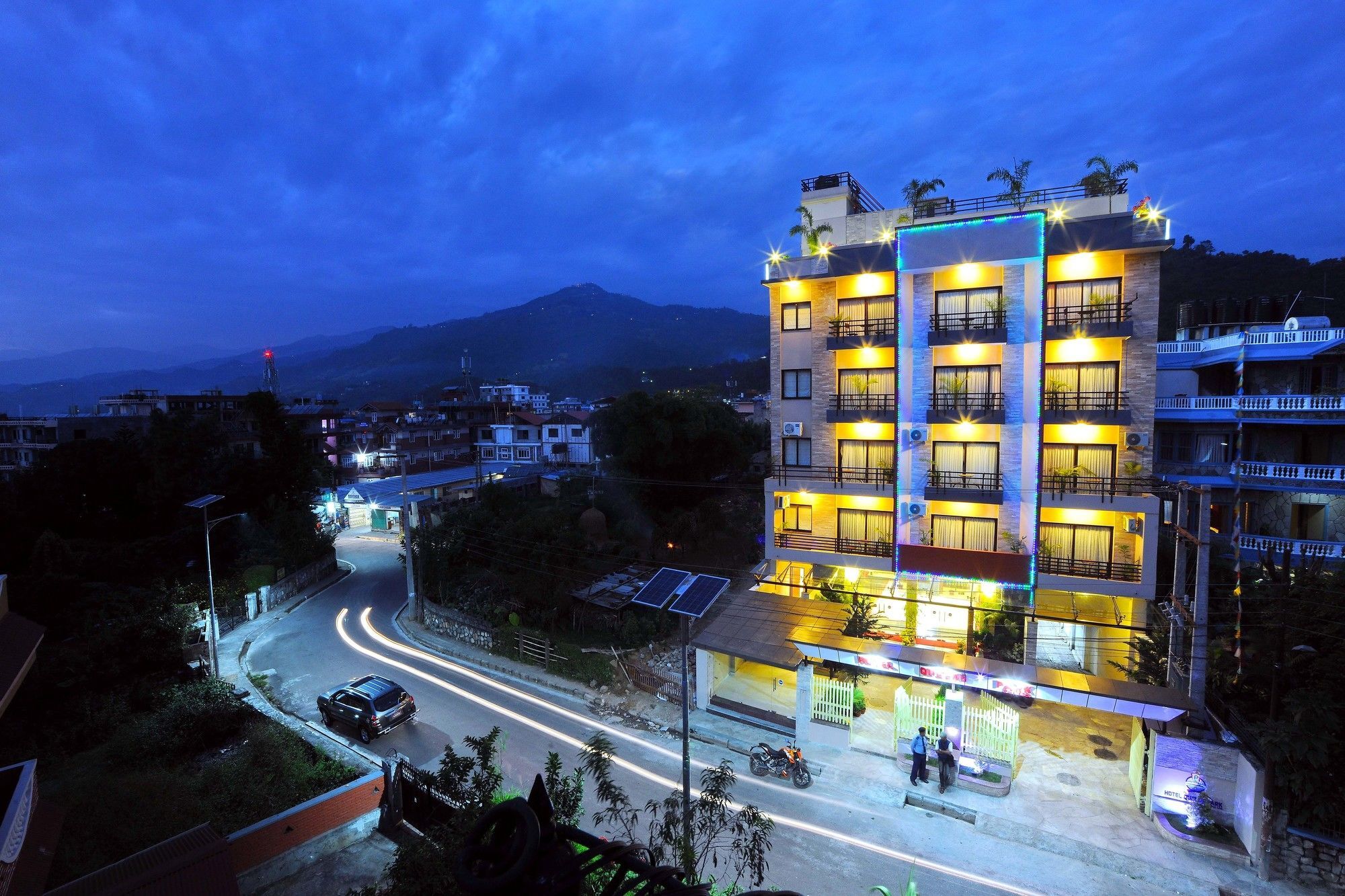 Hotel Queens Park Pokhara Extérieur photo