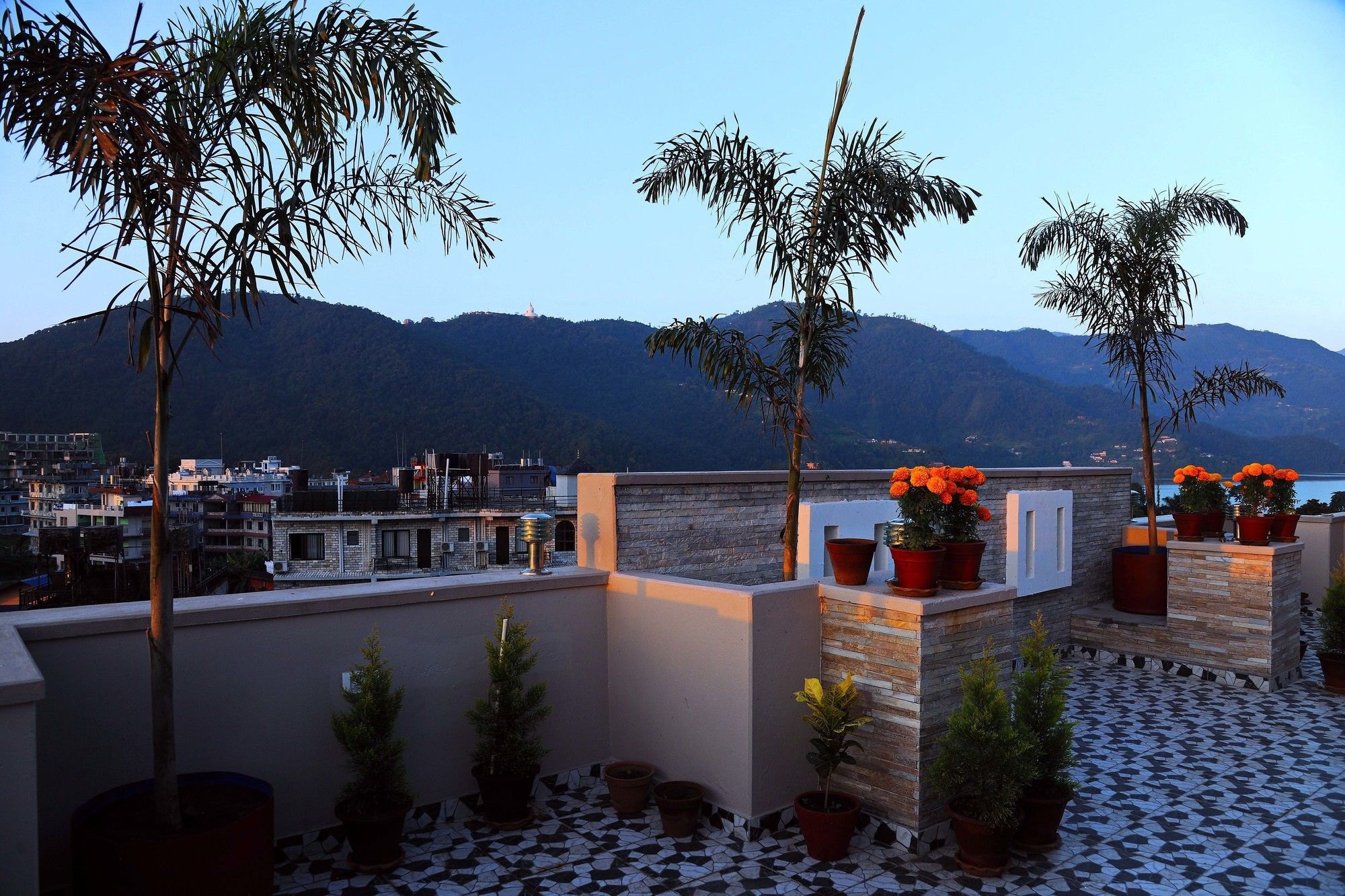 Hotel Queens Park Pokhara Extérieur photo