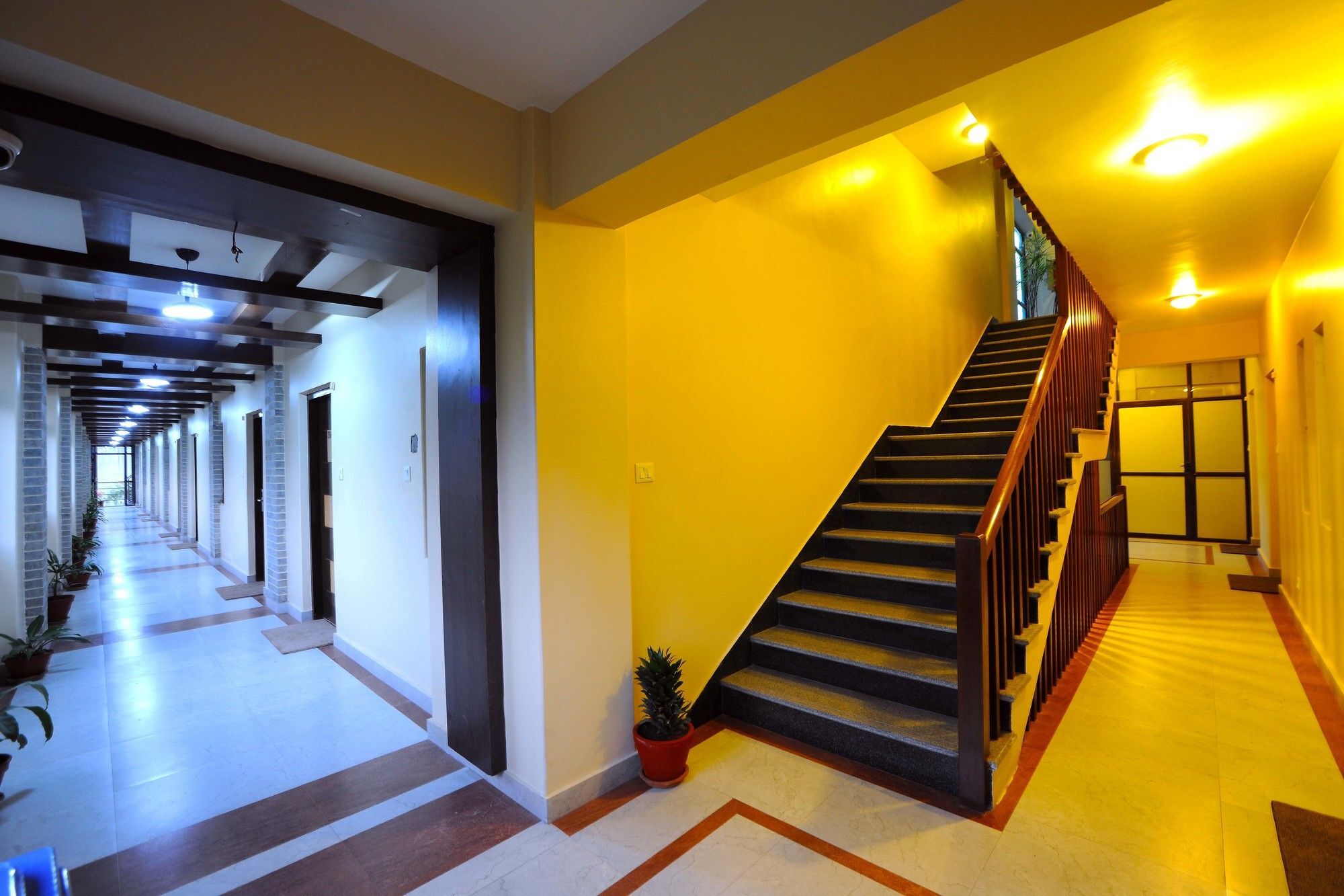 Hotel Queens Park Pokhara Extérieur photo