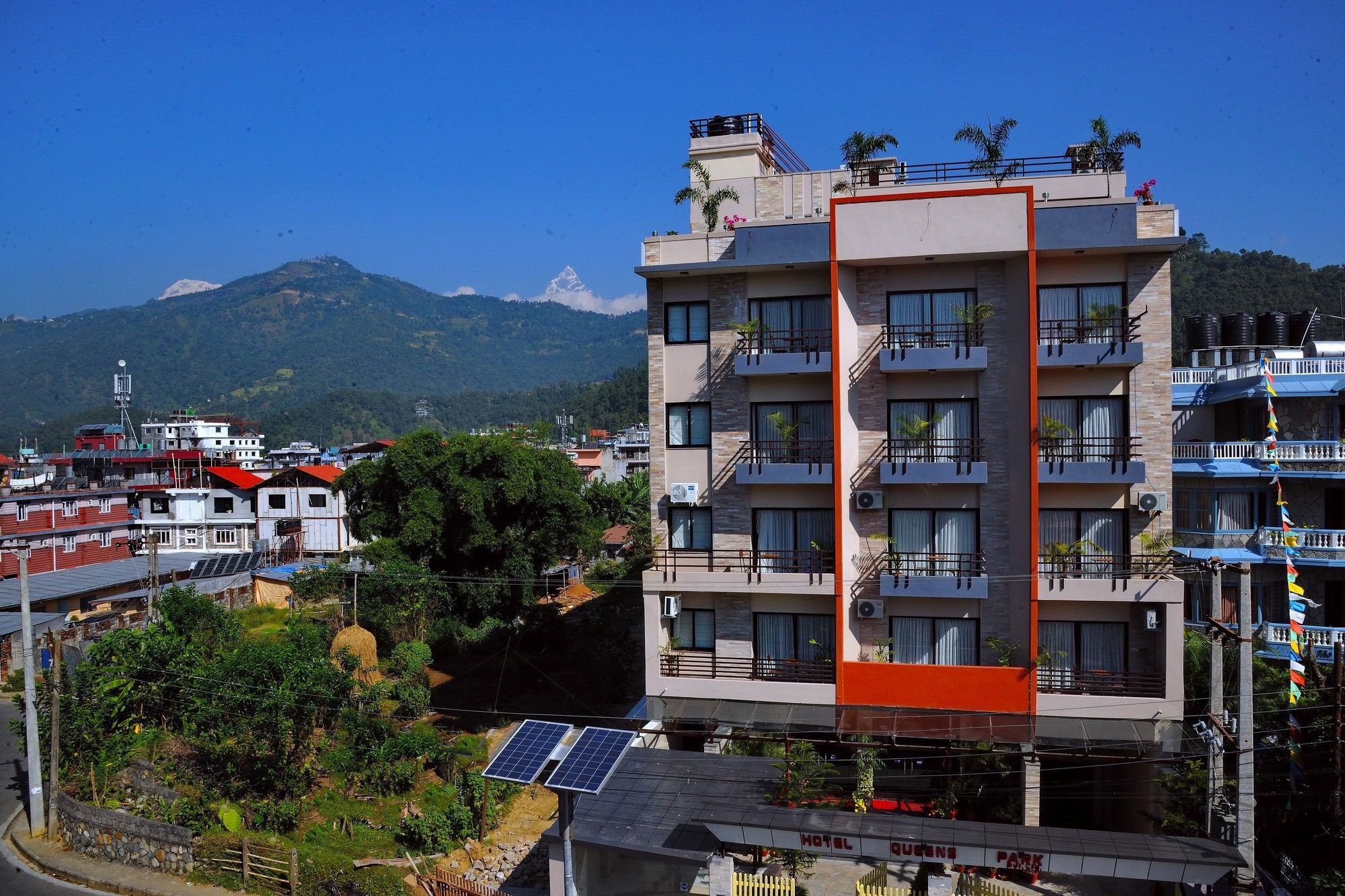 Hotel Queens Park Pokhara Extérieur photo