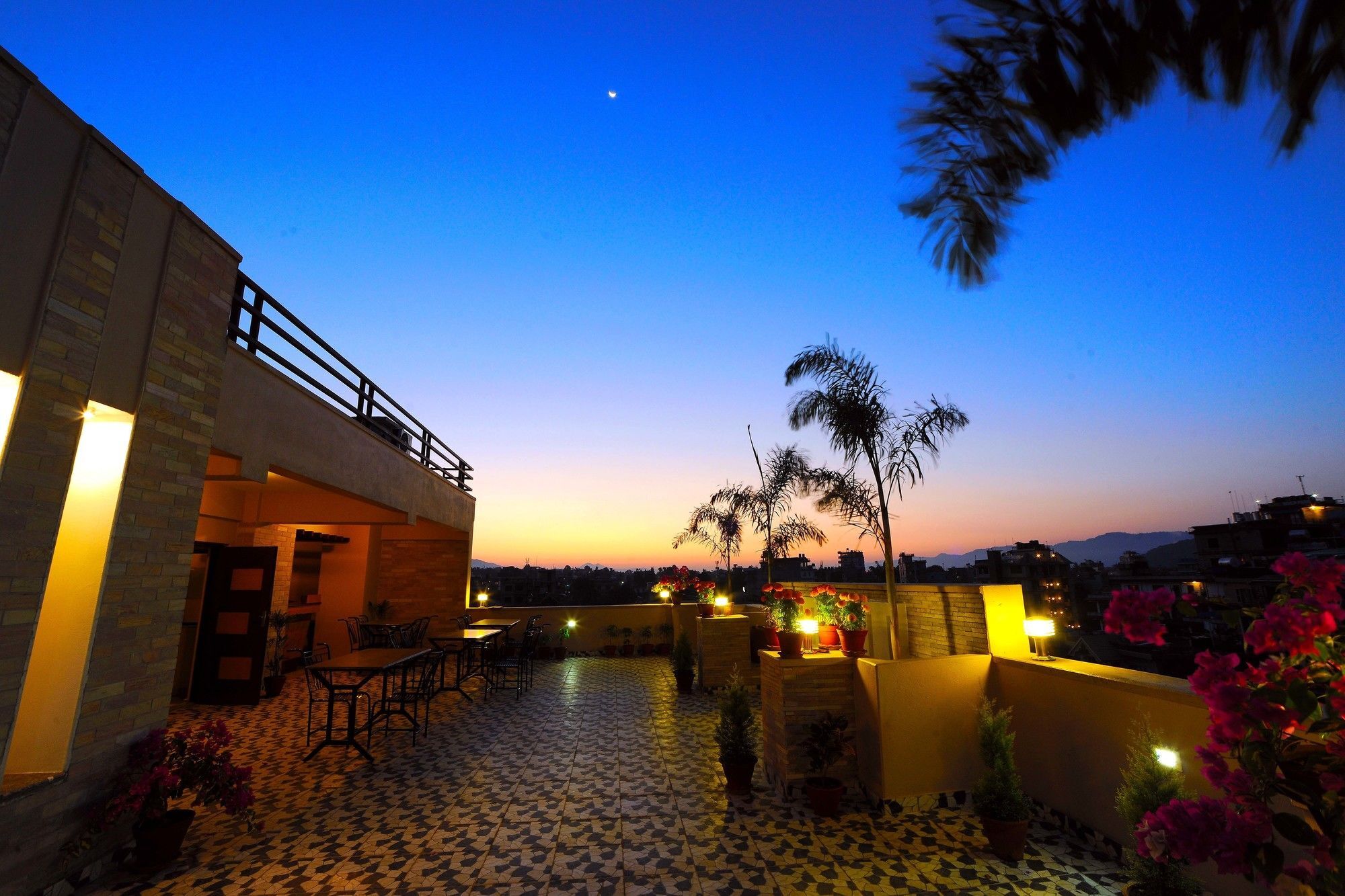 Hotel Queens Park Pokhara Extérieur photo