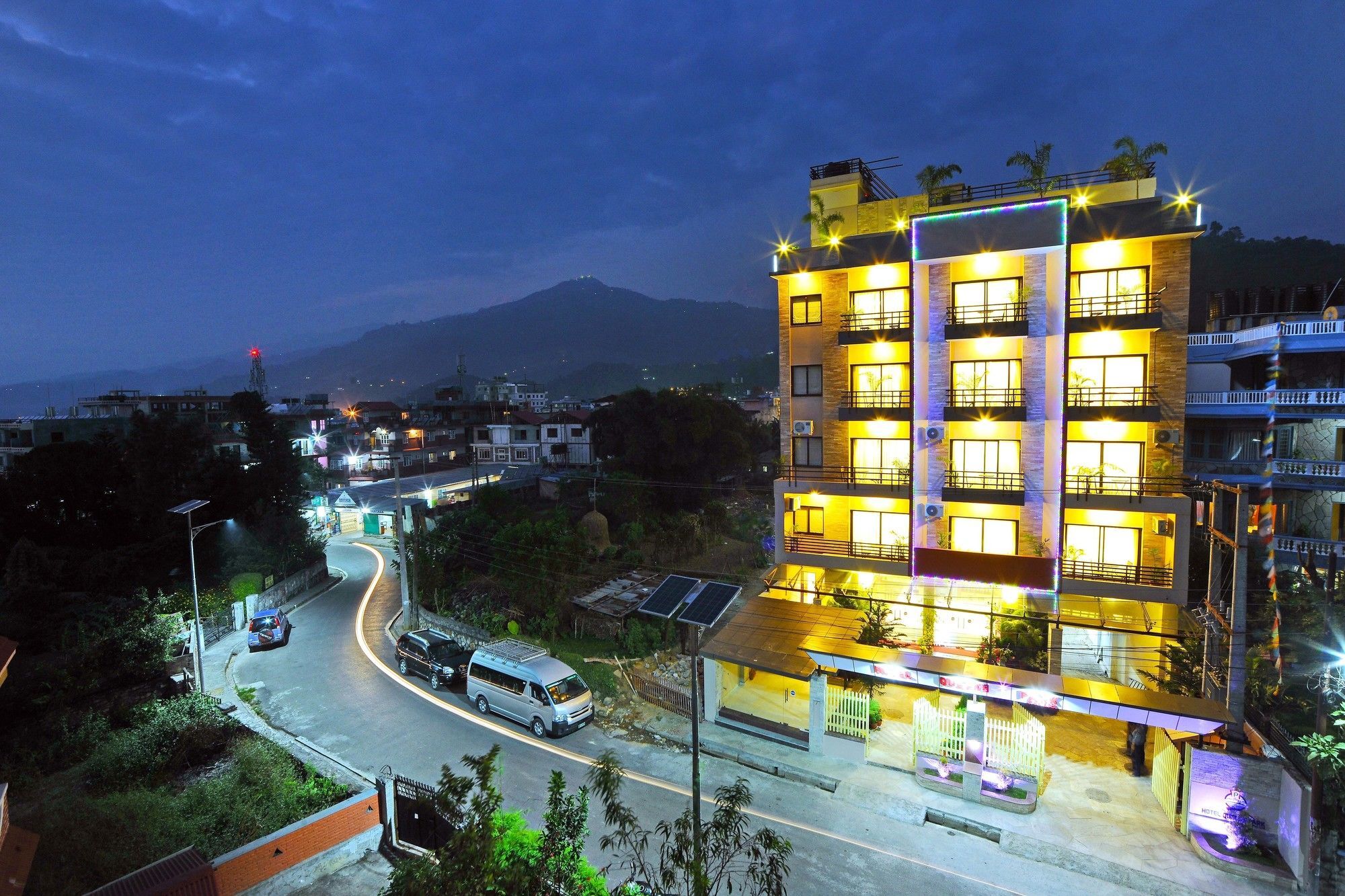 Hotel Queens Park Pokhara Extérieur photo