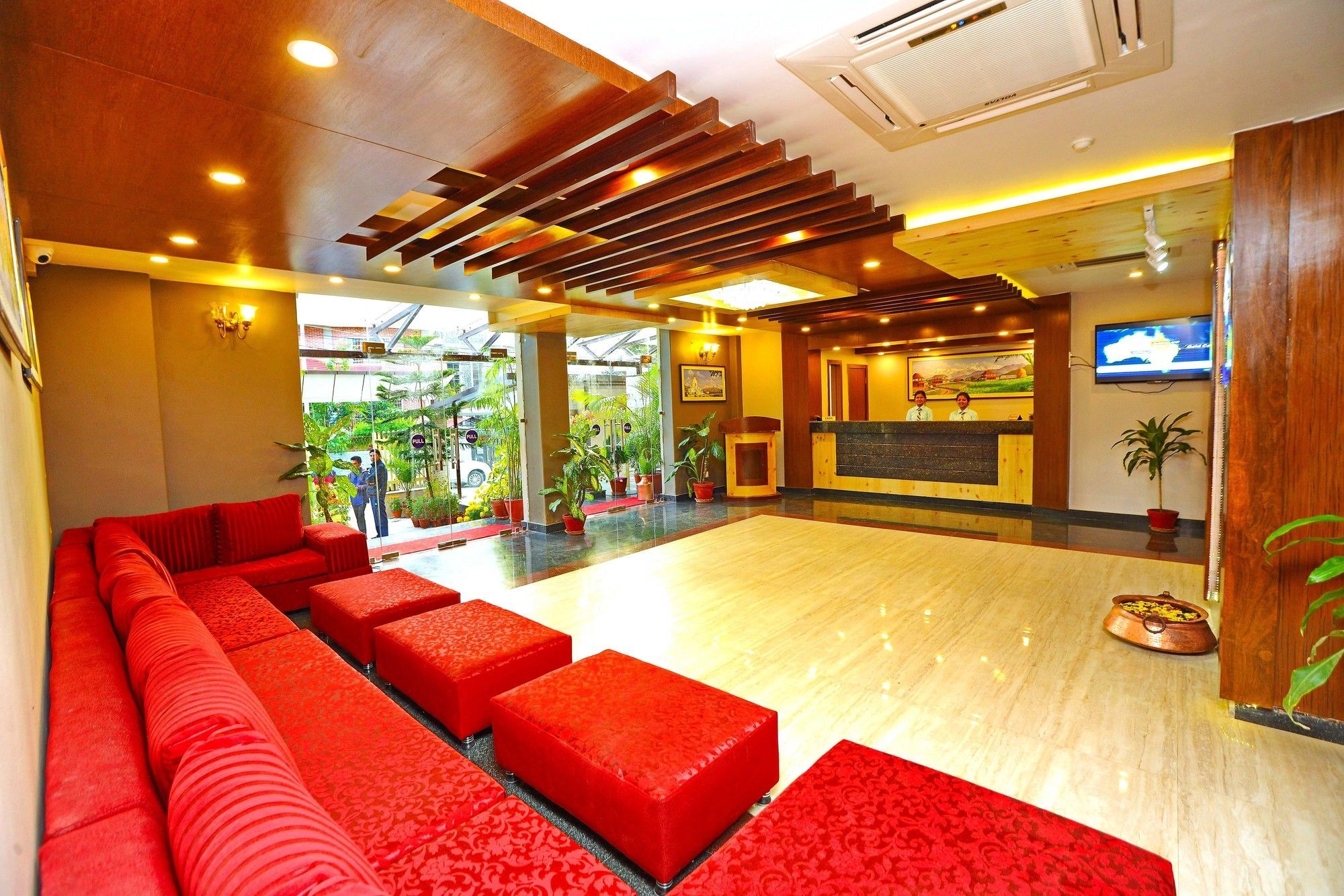 Hotel Queens Park Pokhara Extérieur photo