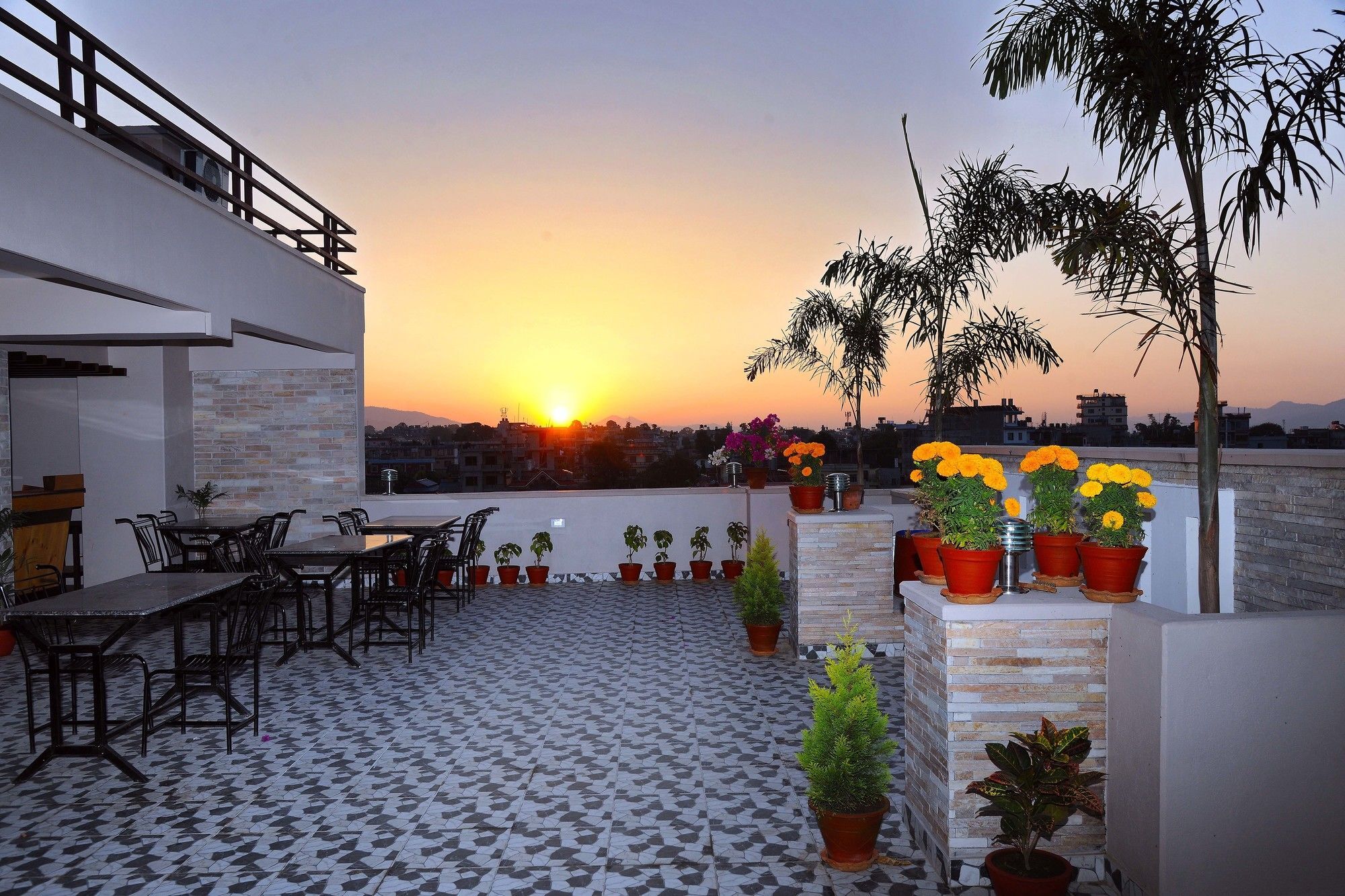 Hotel Queens Park Pokhara Extérieur photo